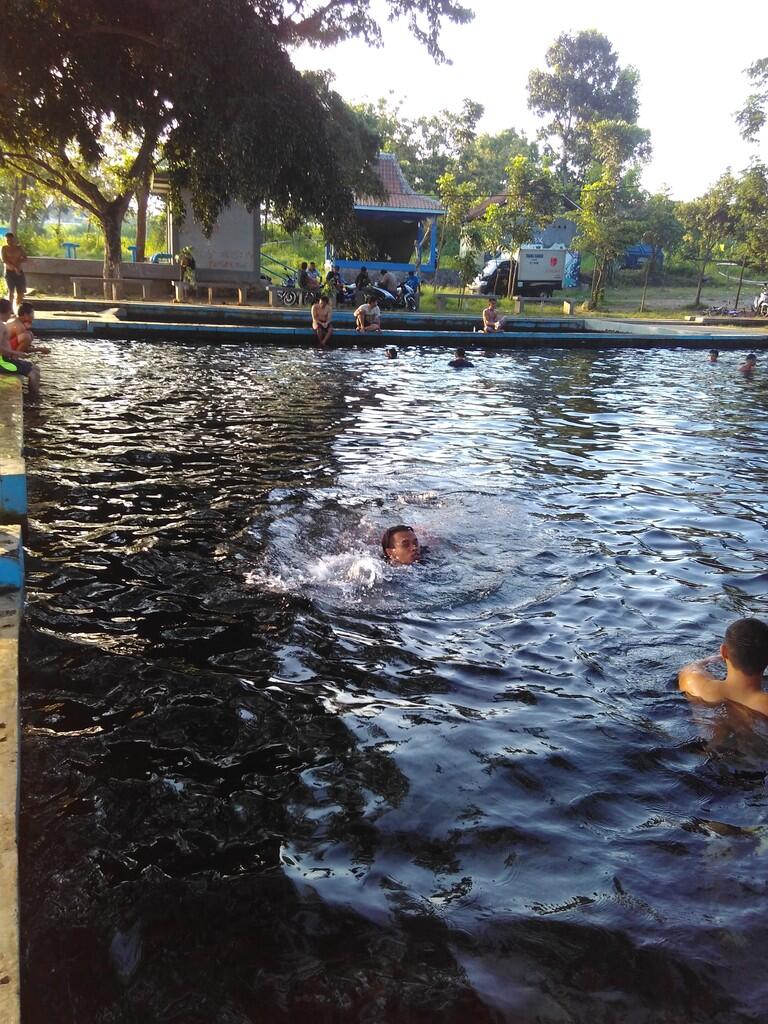 Menyegarkan badan di umbul nilo ( kolam renang umbul nila)