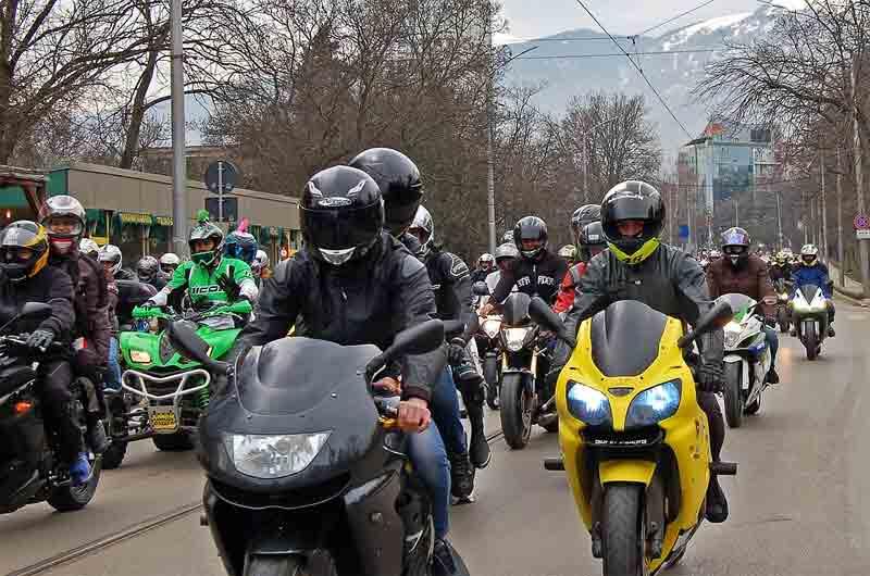 Gokil!! Di Daerah Ini Bawa Motor Gak Pake Helm Gak Akan Ditilang Gan