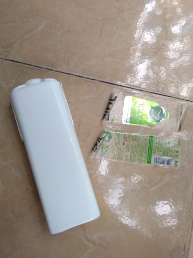 Ubah Botol Sampo Bekas, Jadi Tempat Headset yang Ciamik