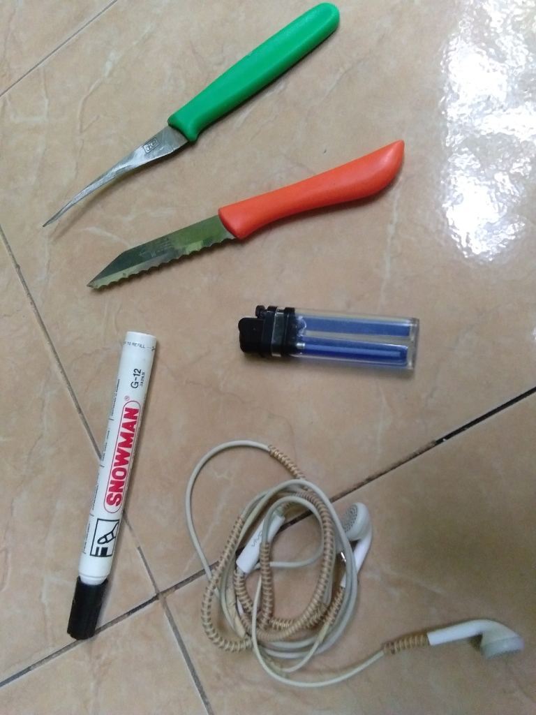Ubah Botol Sampo Bekas, Jadi Tempat Headset yang Ciamik