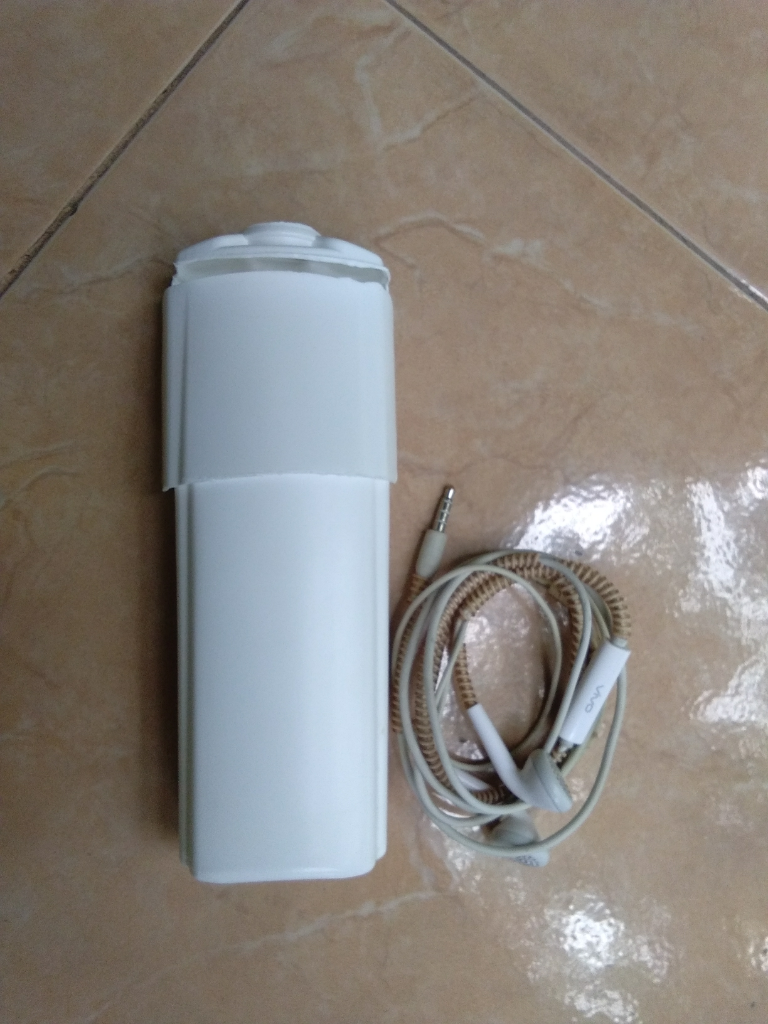Ubah Botol Sampo Bekas, Jadi Tempat Headset yang Ciamik