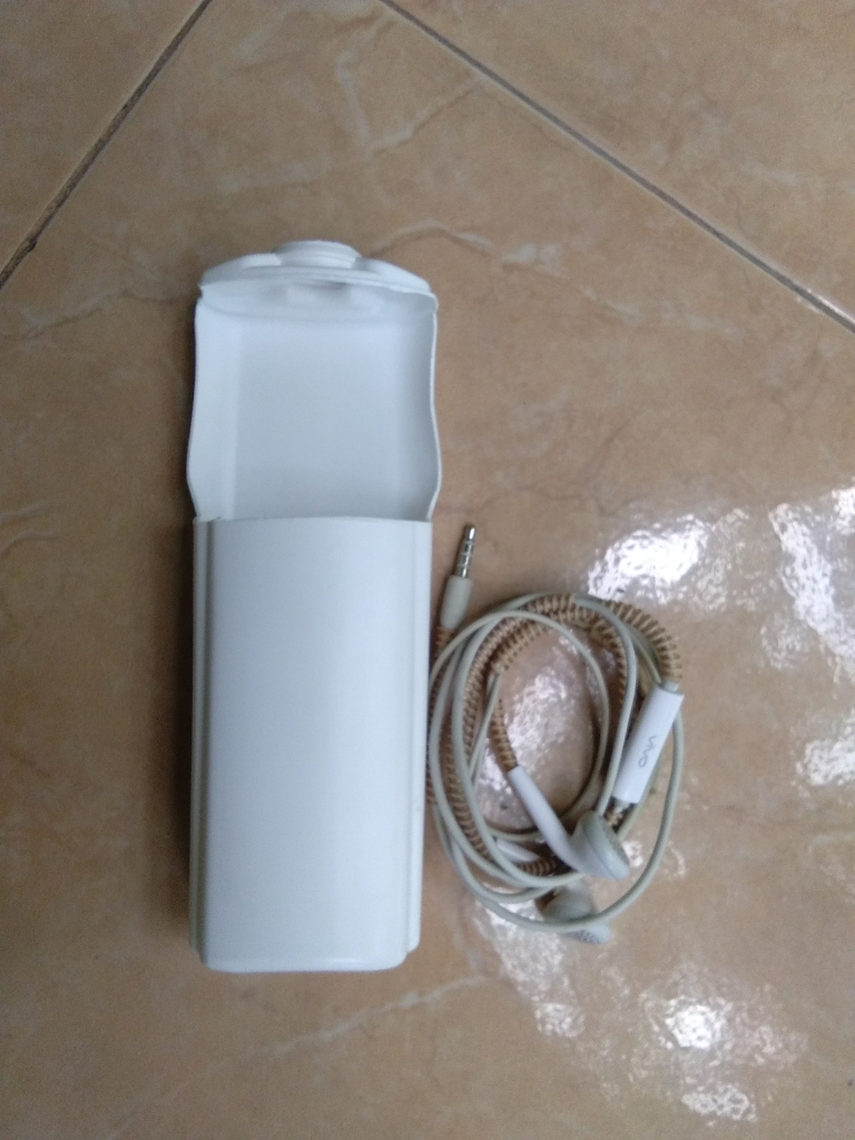 Ubah Botol Sampo Bekas, Jadi Tempat Headset yang Ciamik