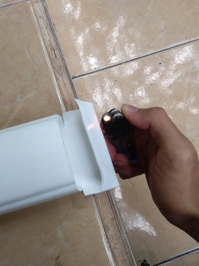 Ubah Botol Sampo Bekas, Jadi Tempat Headset yang Ciamik