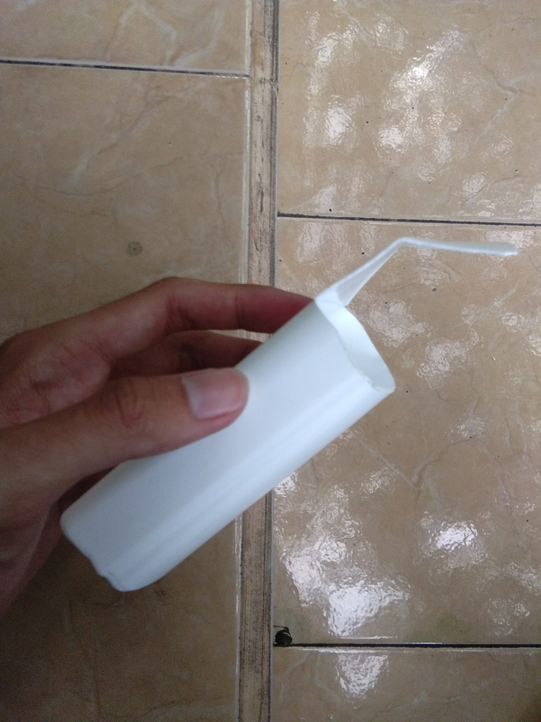 Ubah Botol Sampo Bekas, Jadi Tempat Headset yang Ciamik