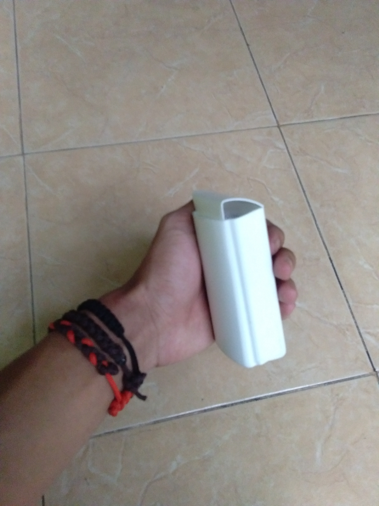 Ubah Botol Sampo Bekas, Jadi Tempat Headset yang Ciamik