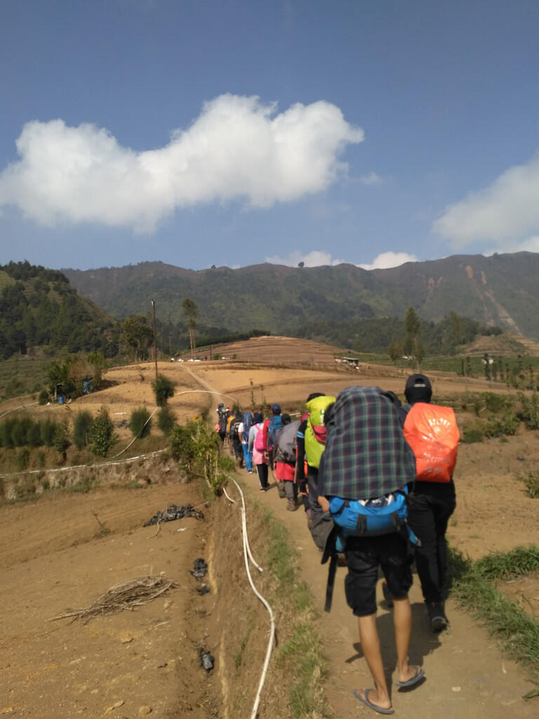 Perjalanan Menggapai Puncak Gunung Prau