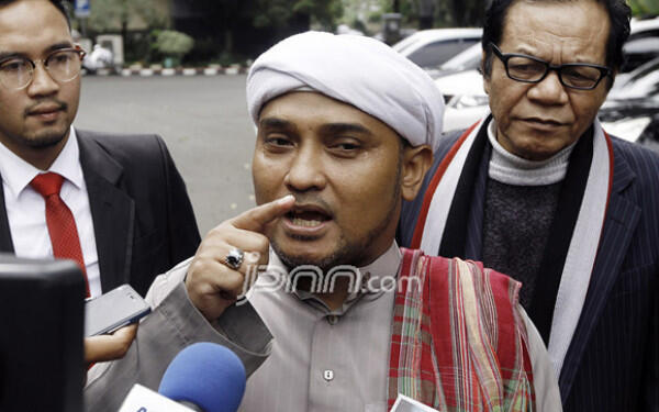 Habib Novel Mengkritik Pihak-Pihak Yang Mempersoalkan Puisi Doa Neno