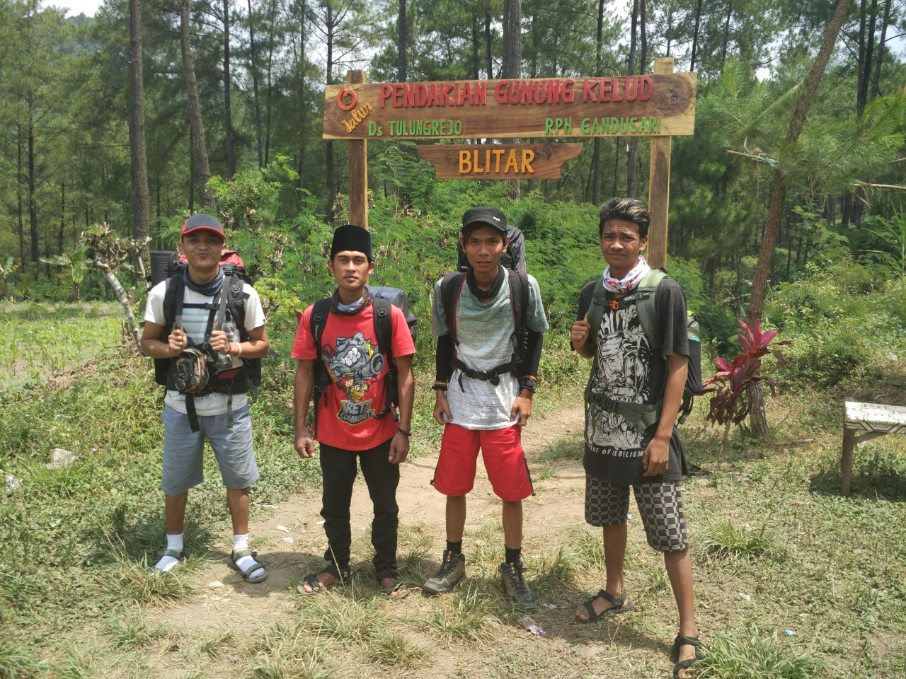 Menapaki Indahnya Kawah Gunung Kelud