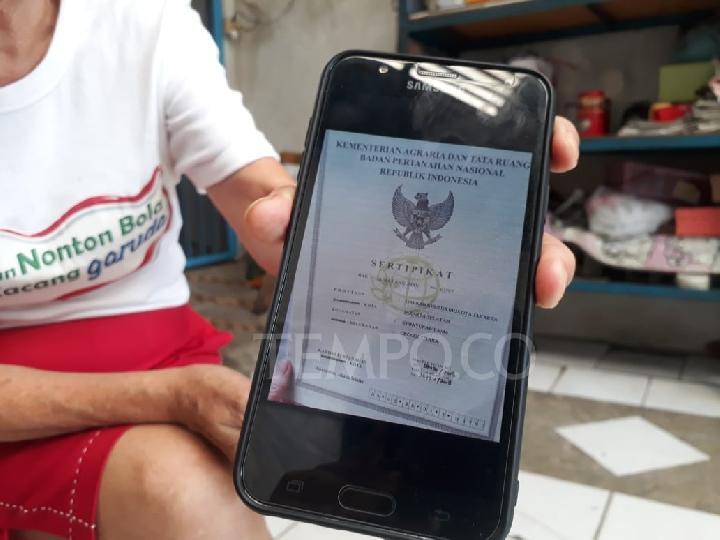 Sertifikat Jokowi Harus Ditebus Rp 200 Juta, Nenek Ini Menangis
