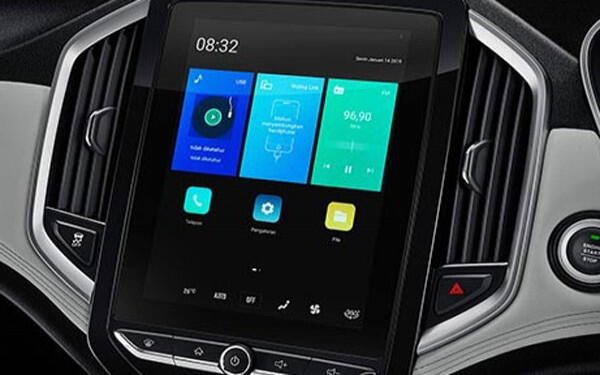 Tren Layar Besar di Mobil, Manfaat atau Mengganggu?