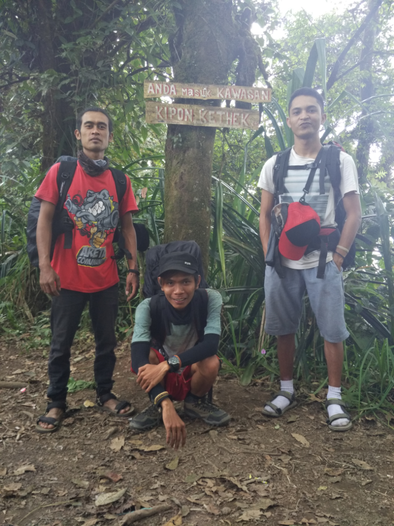 Menapaki Indahnya Kawah Gunung Kelud