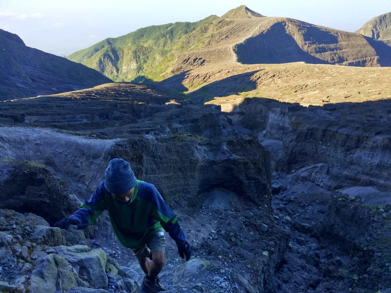 Menapaki Indahnya Kawah Gunung Kelud