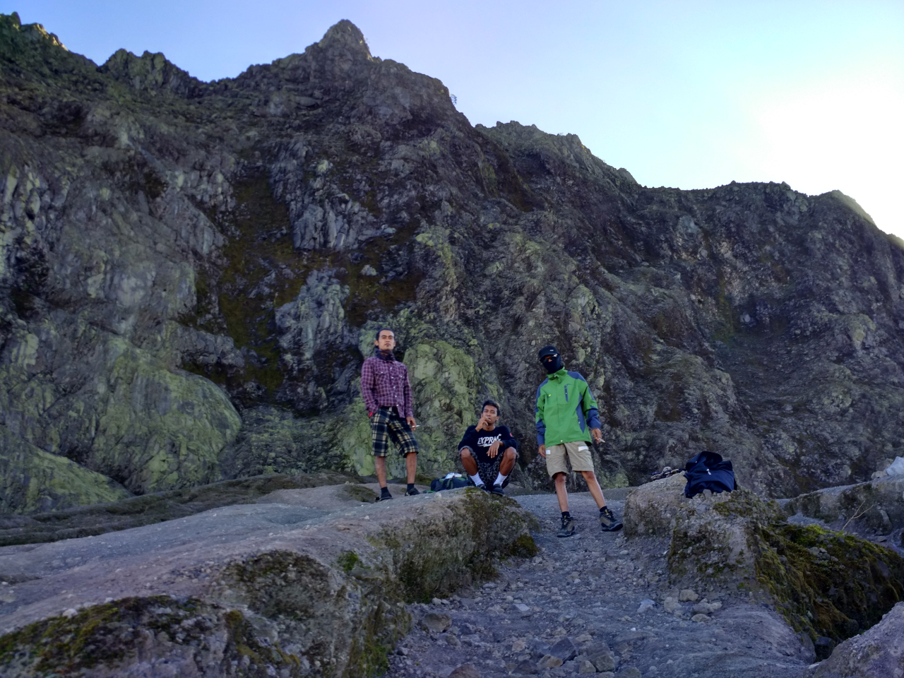 Menapaki Indahnya Kawah Gunung Kelud