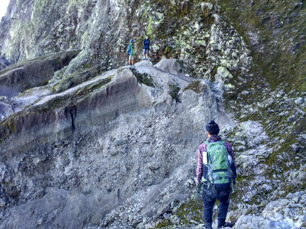 Menapaki Indahnya Kawah Gunung Kelud