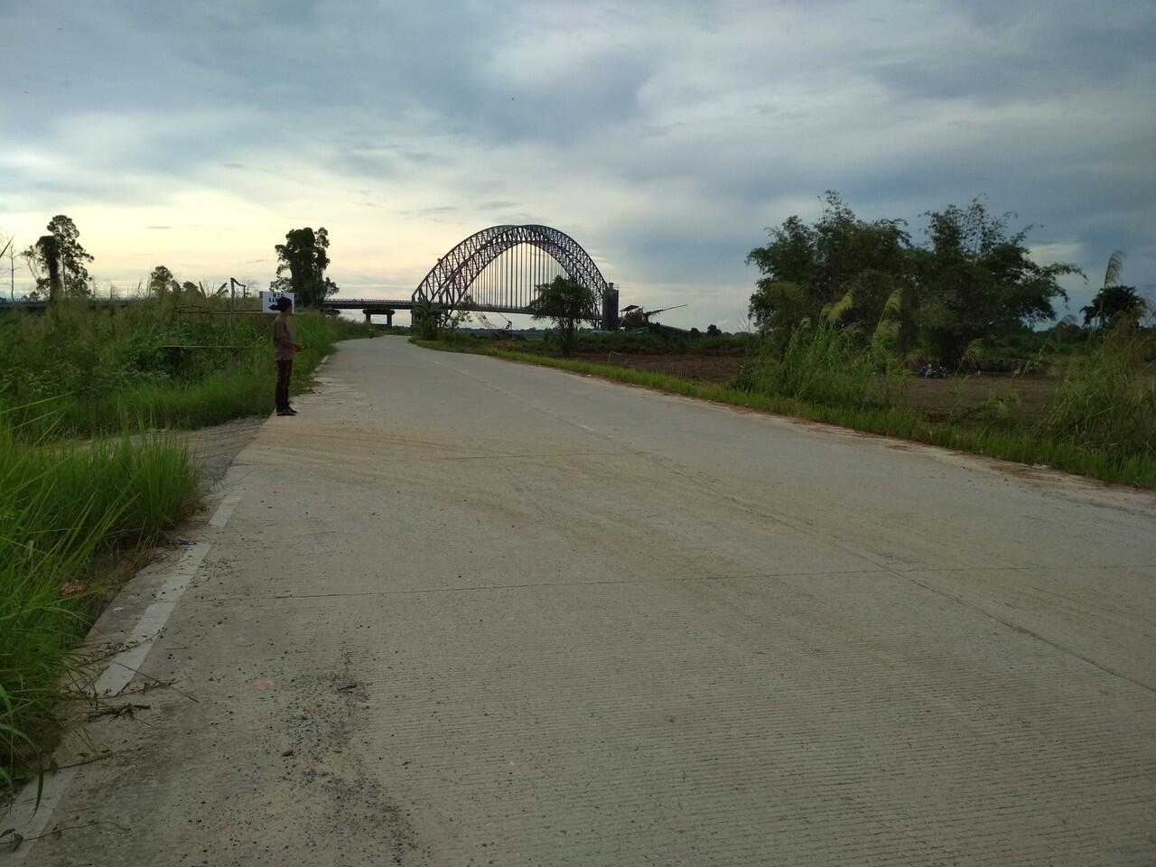 Membuang kejenuhan di jembatan martadipura kota bangun Kalimantan timur