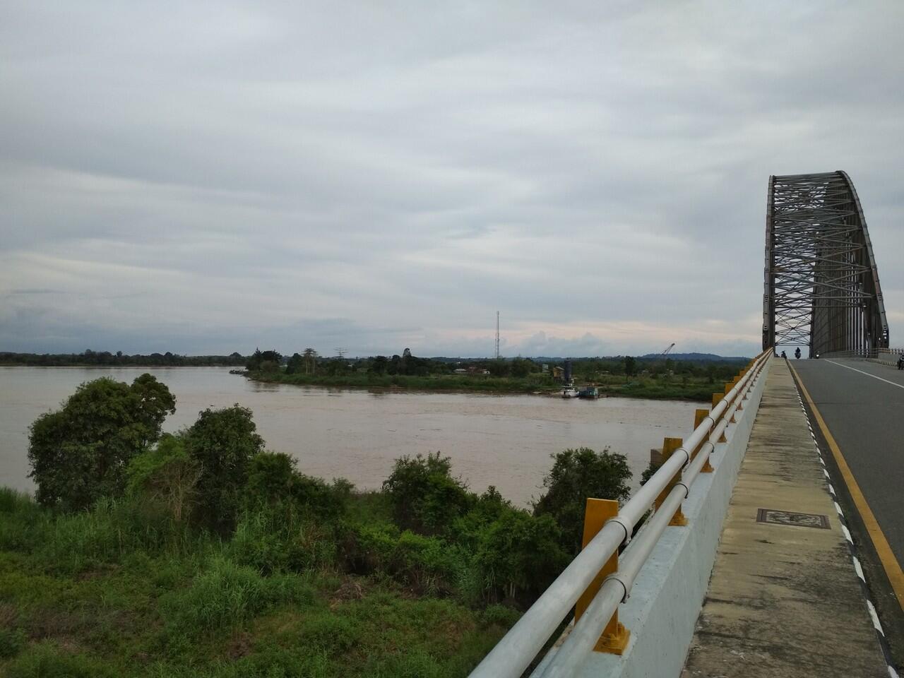 Membuang kejenuhan di jembatan martadipura kota bangun Kalimantan timur