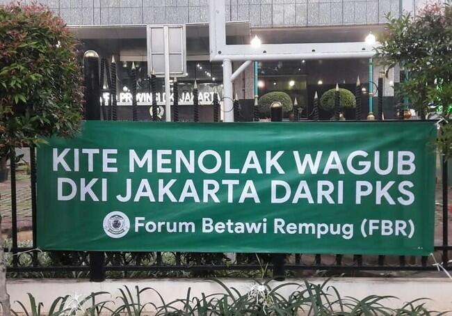 FBR Tebar Spanduk Tolak Wagub DKI dari PKS!