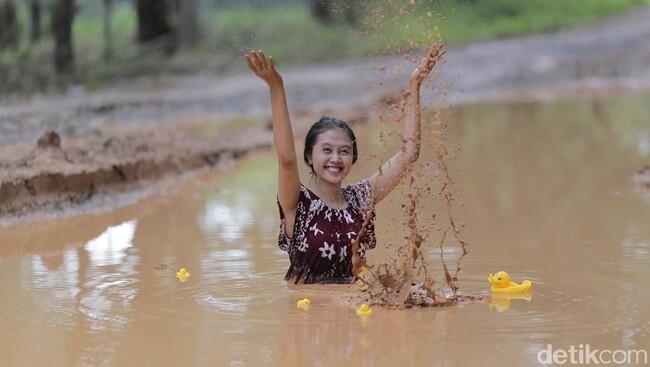 Kocak! ABG Cewek di Sumsel Protes Jalan Rusak dengan Berfoto Ala Model