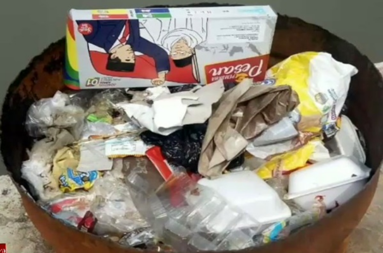Warga Kampung Aquarium Buang Bingkisan Jokowi ke Tong Sampah.
