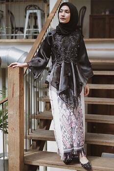 Bingung Bikin Kebaya dengan Bahan Organza? Cek Modelnya Di Sini Sis!