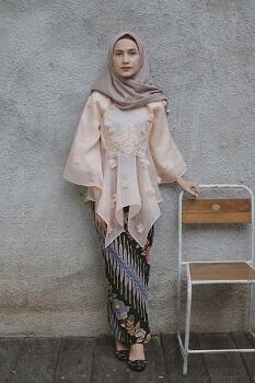Bingung Bikin Kebaya dengan Bahan Organza? Cek Modelnya Di Sini Sis!