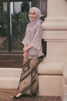 Bingung Bikin Kebaya dengan Bahan Organza? Cek Modelnya Di Sini Sis!