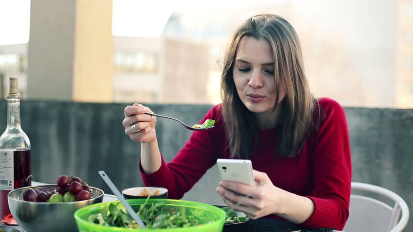 Sista, Jangan Makan Sambil Main Handphone Kalau Mau Turunkan Berat Badan