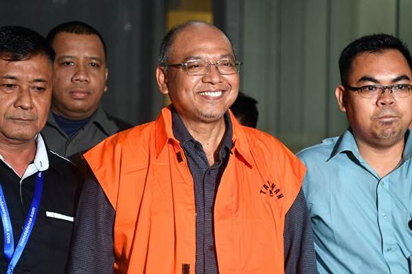 Rendra, Contoh Bupati yang Main Proyek