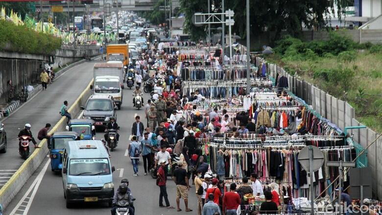 PKL Kembali Ramai Duduki Jalanan di Senen Bikin Macet