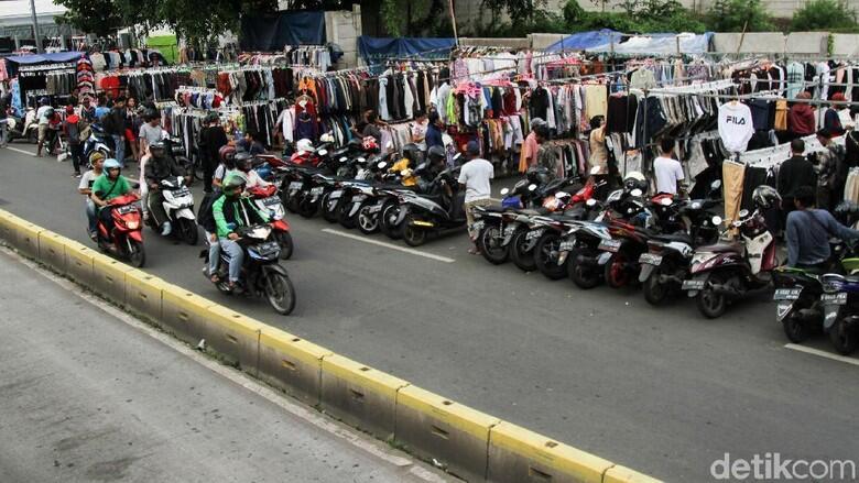 PKL Kembali Ramai Duduki Jalanan di Senen Bikin Macet