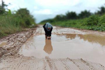 Lagi, Jalan Rusak Jadi Objek Foto di Medsos