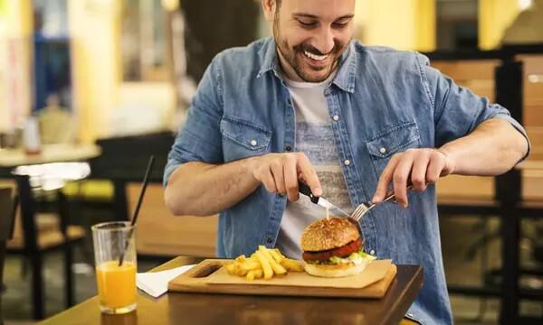 Makan Terburu-buru Bikin Berat Badan Naik Lebih Cepat