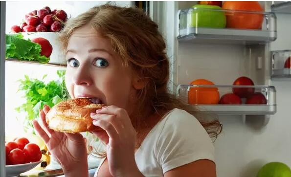 Makan Terburu-buru Bikin Berat Badan Naik Lebih Cepat