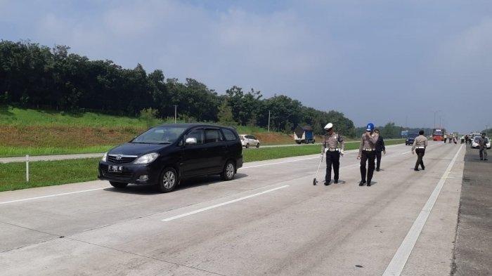 Polisi Olah TKP Kecelakaan Maut yang Menewaskan 5 Orang di Tol Cipali