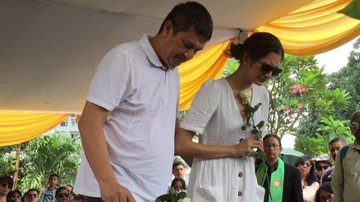 Tangis Mikha Tambayong Pecah Saat Lempar Bunga Mawar Putih ke Peti Jenazah Sang Bunda