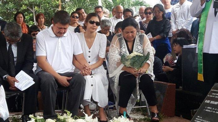 Masih Shock, Mikha Tambayong Belum Siap Bicara Soal Meninggalnya Sang Mama