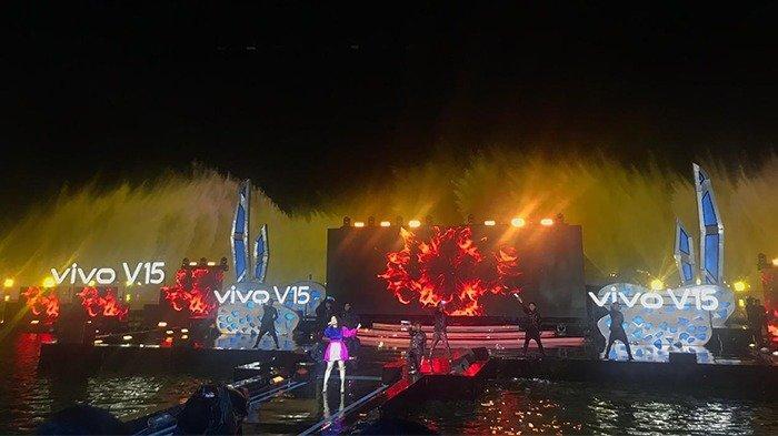 Pertunjukan Lagu, Tari, dan Air Mancur yang Spektakuler 21.04 WIB