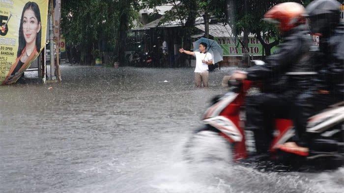 VIDEO: Hujan Guyur Kota Padang Sejak Selasa Dini Hari, Air Tergenang di Jalan Sutomo