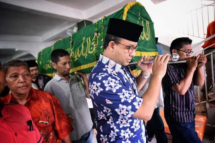 The Jakmania Usai Nyanyi Lagu Persija: Pak Anies Cium Saya