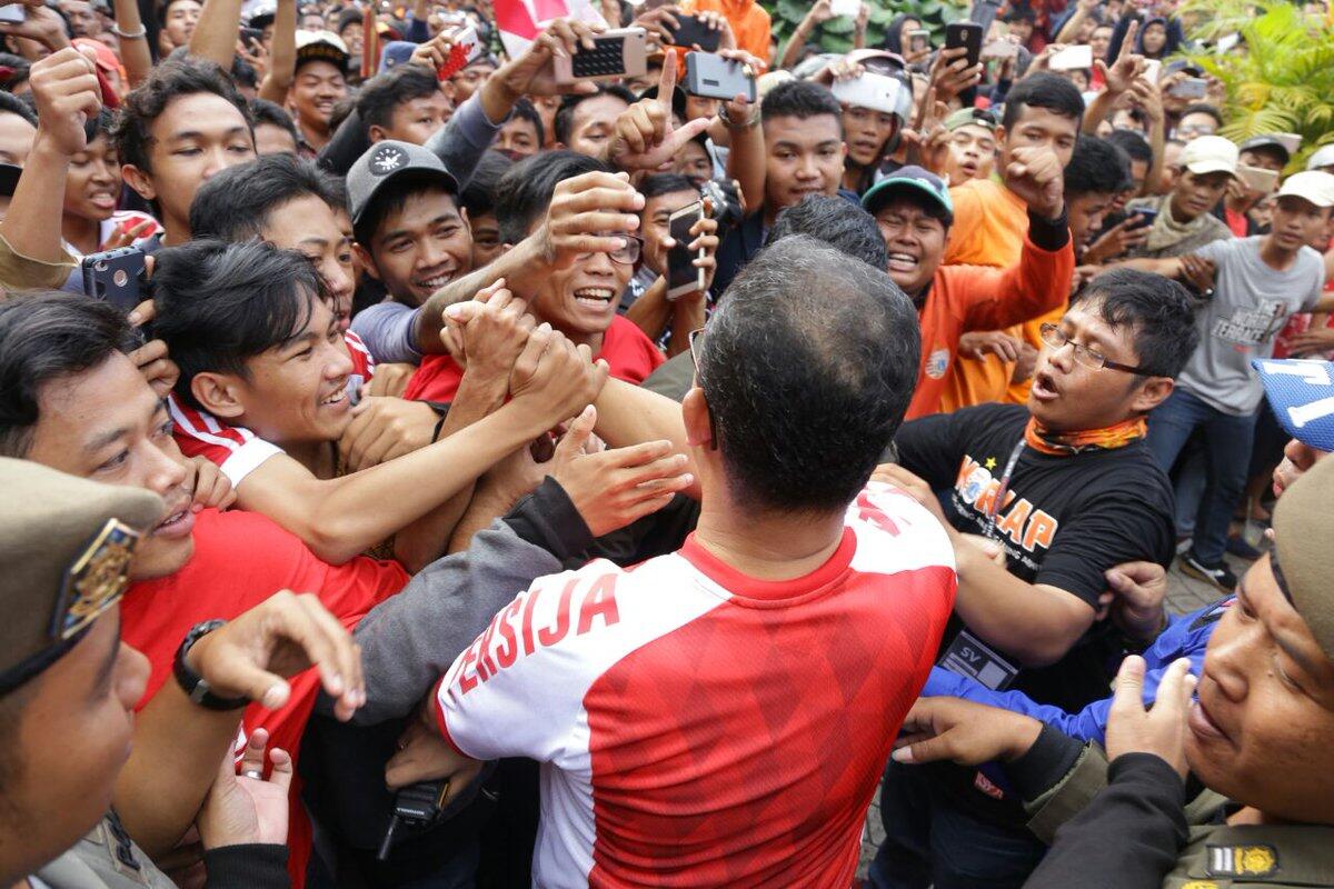 The Jakmania Usai Nyanyi Lagu Persija: Pak Anies Cium Saya