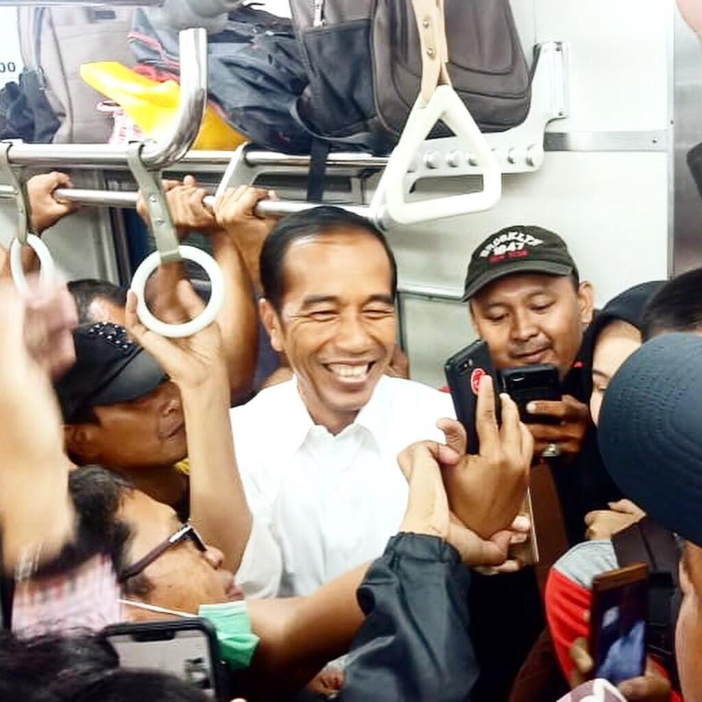 Intip Foto Pak Jokowi Naik KRL Sore Ini di Sini Gann!!