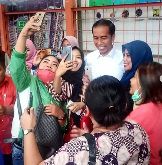 Intip Foto Pak Jokowi Naik KRL Sore Ini di Sini Gann!!