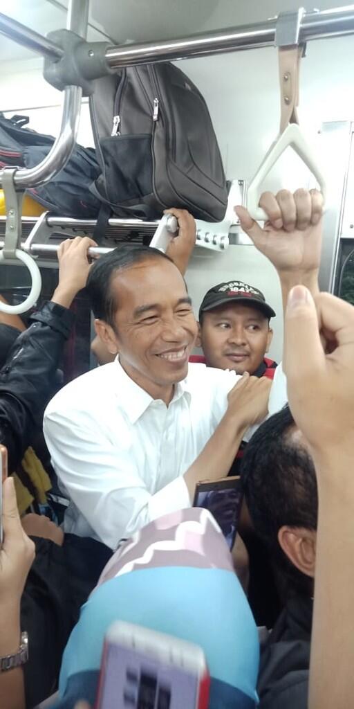 Intip Foto Pak Jokowi Naik KRL Sore Ini di Sini Gann!!