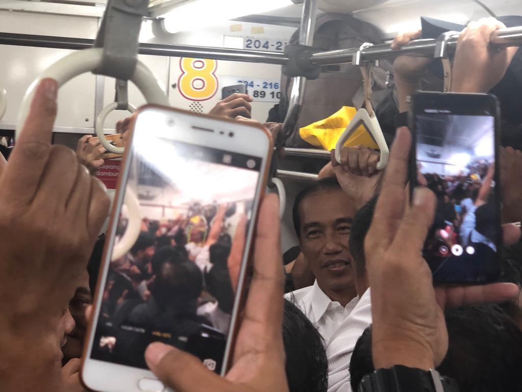 Intip Foto Pak Jokowi Naik KRL Sore Ini di Sini Gann!!