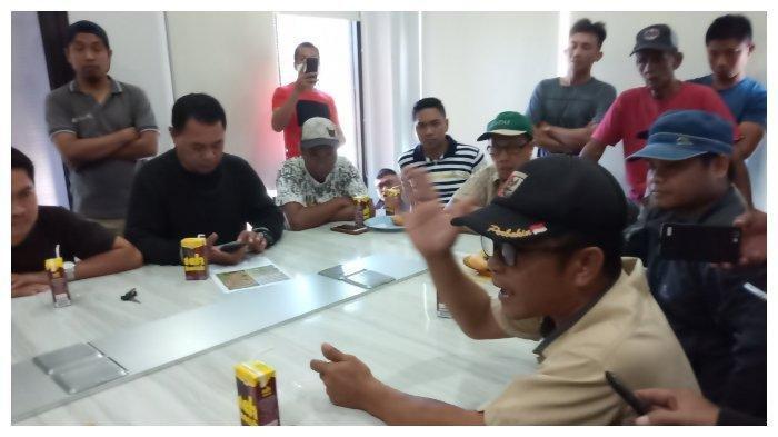 Protes Pencabutan Meteran Listrik, Puluhan Warga Datangi Kantor PLN Kamonji,