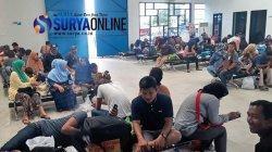 Ratusan Penumpang Kapal yang akan ke Pulau Bawean Gresik Terlantar