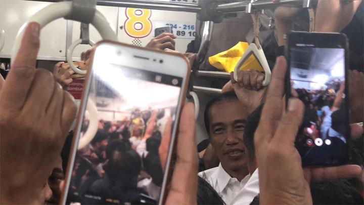 Cerita penumpang KRL dibantu bapak jokowi