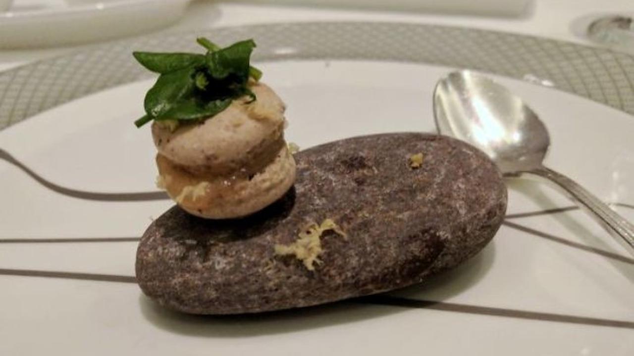 CARA ANEH RESTORAN MENYAJIKAN MAKANAN, DARI DI ATAS SANDAL SAMPAI DI ATAS PAYUNG !!