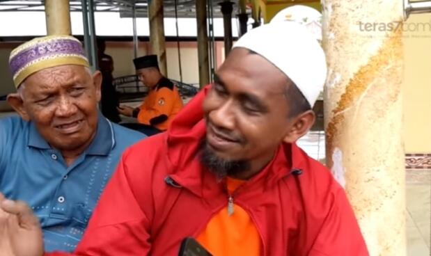 Demi Hadiri Haul Guru Sekumpul, Pemuda Ini Rela Jalan Kaki 230 Km