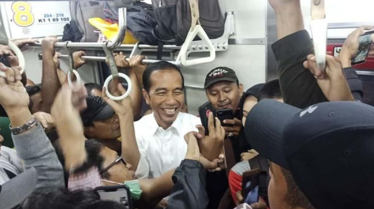 Naik KRL, Efek Kejut Branding Andalan Jokowi